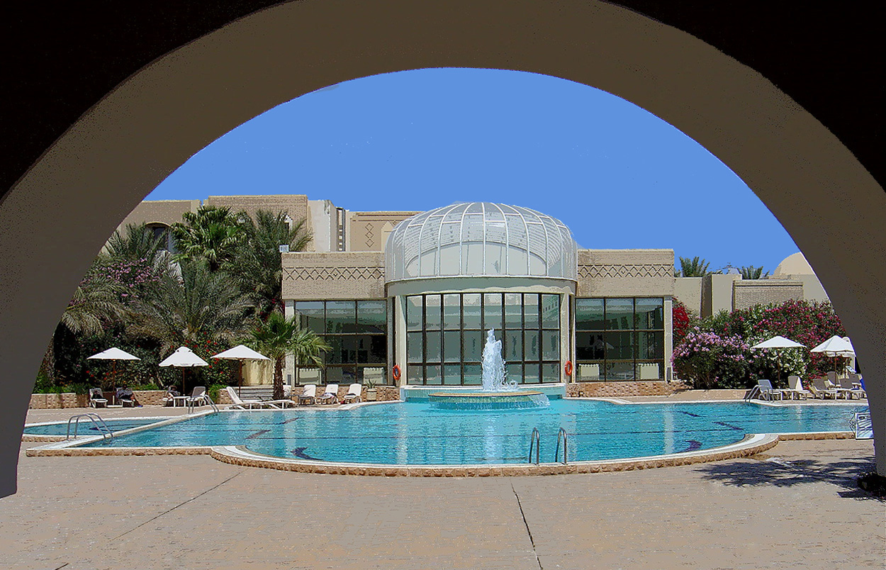 Les piscines extérieure et intérieure