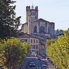 Les platanes, gardiens de la Cathédrale de Condom jaunissent doucement