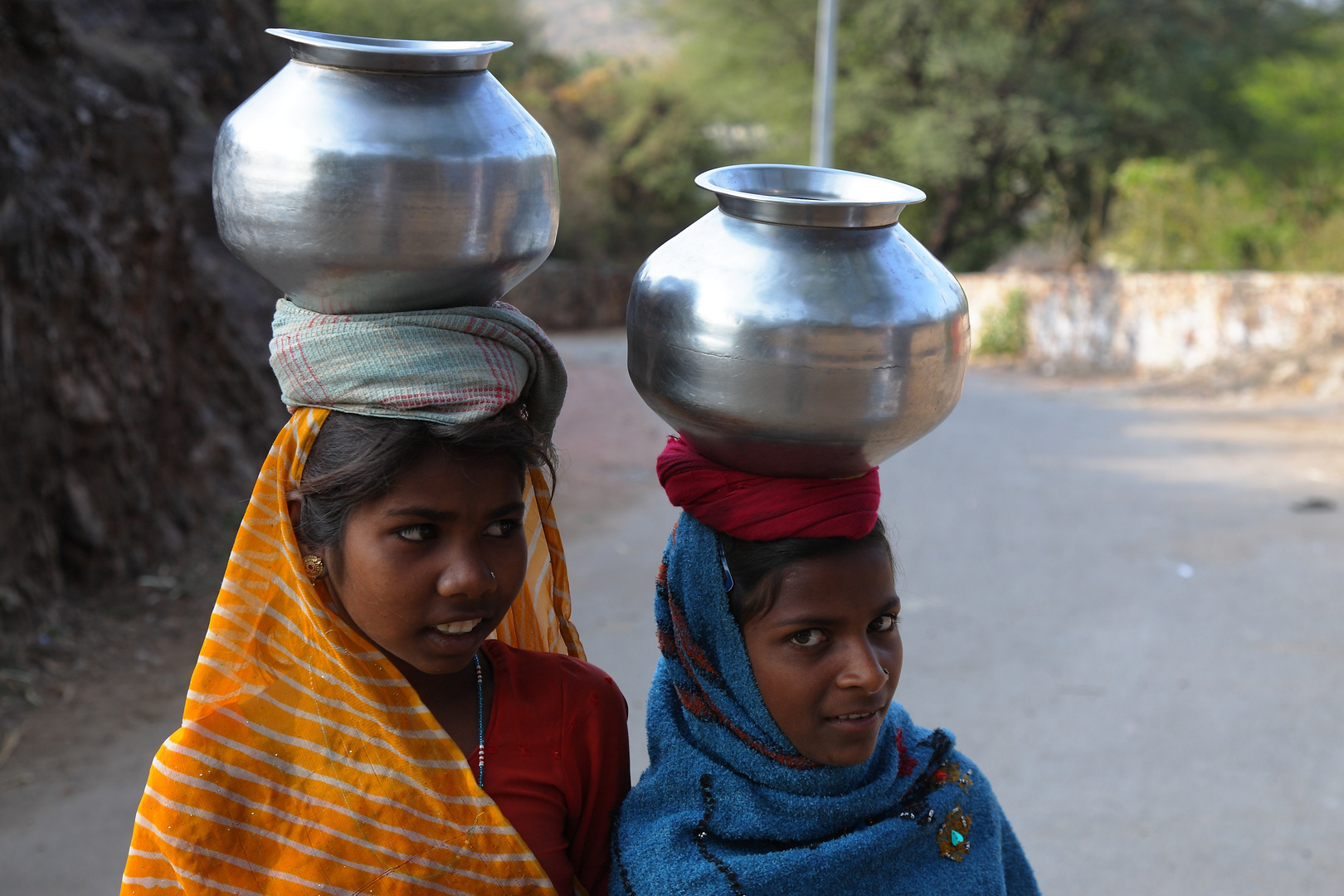 Les porteuses d'eau, route de Kumbhalgarh, Rajasthan.