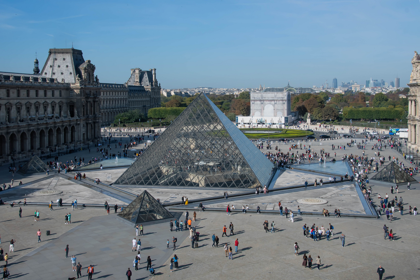 LES PYRAMIDES