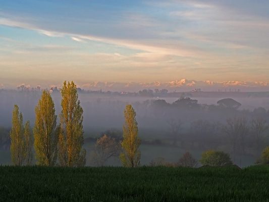 Les Pyrénées au-dessus de la brume matinale gersoise