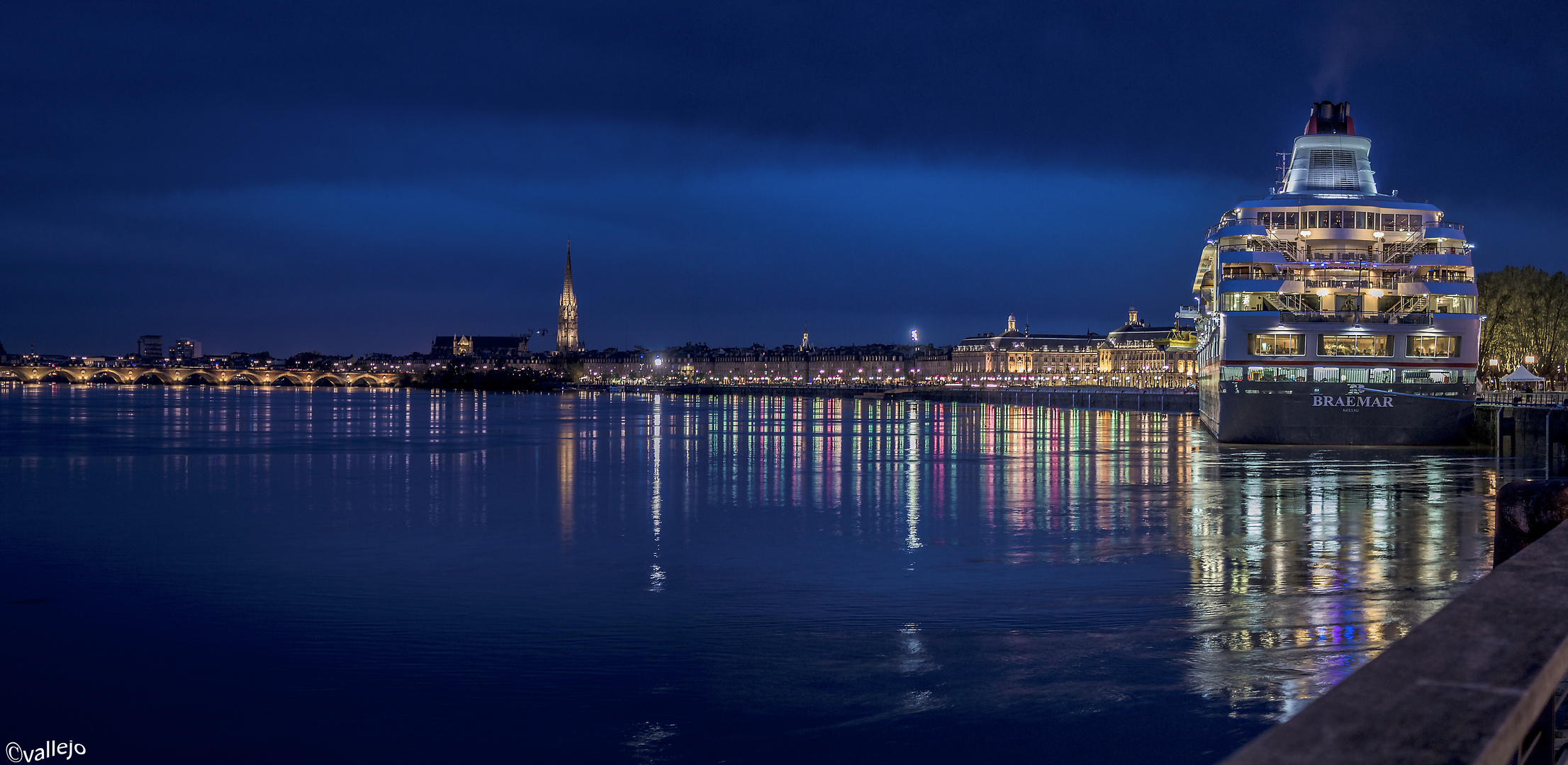 Les quais de Bordeaux, de nuit.