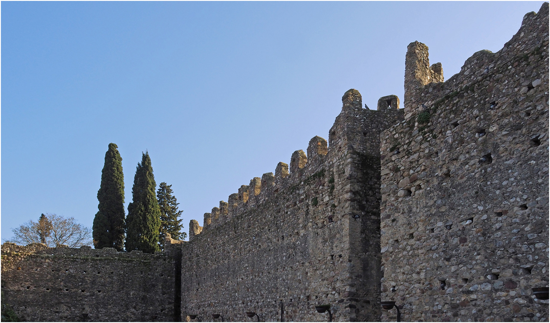 Les remparts à l’intérieur du Château de Moniga del Garda