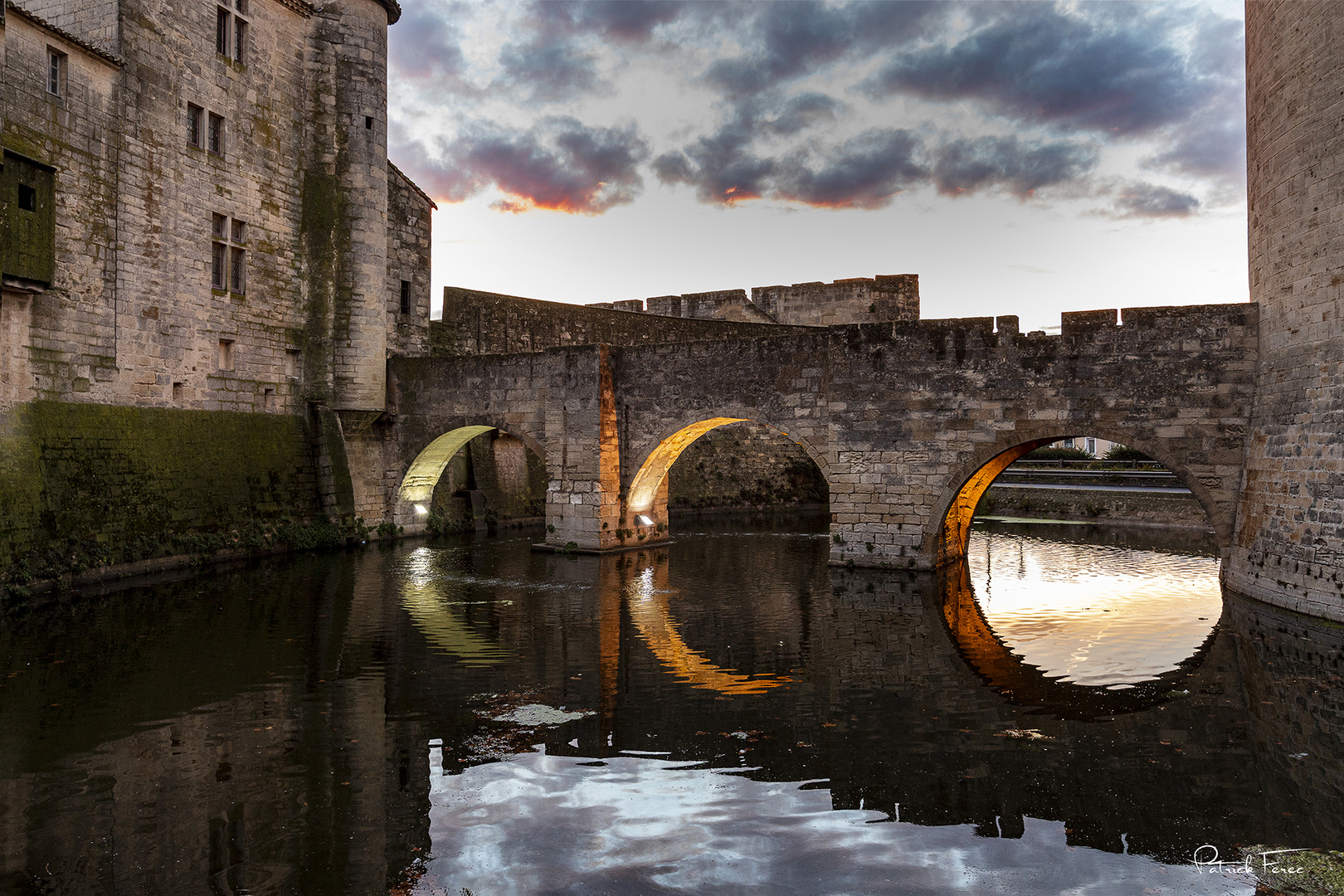 Les remparts d'Aigues-Mortes au couchant