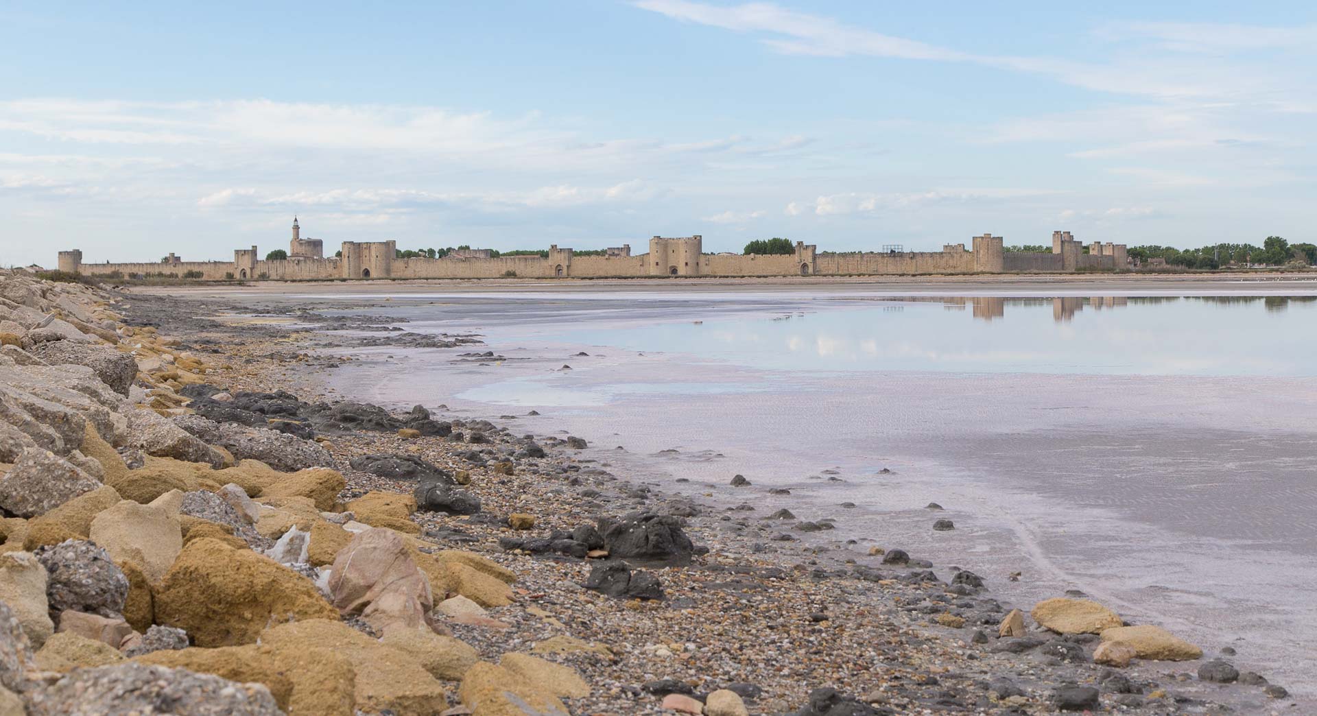 Les remparts d'Aigues-Mortes depuis les Salins.