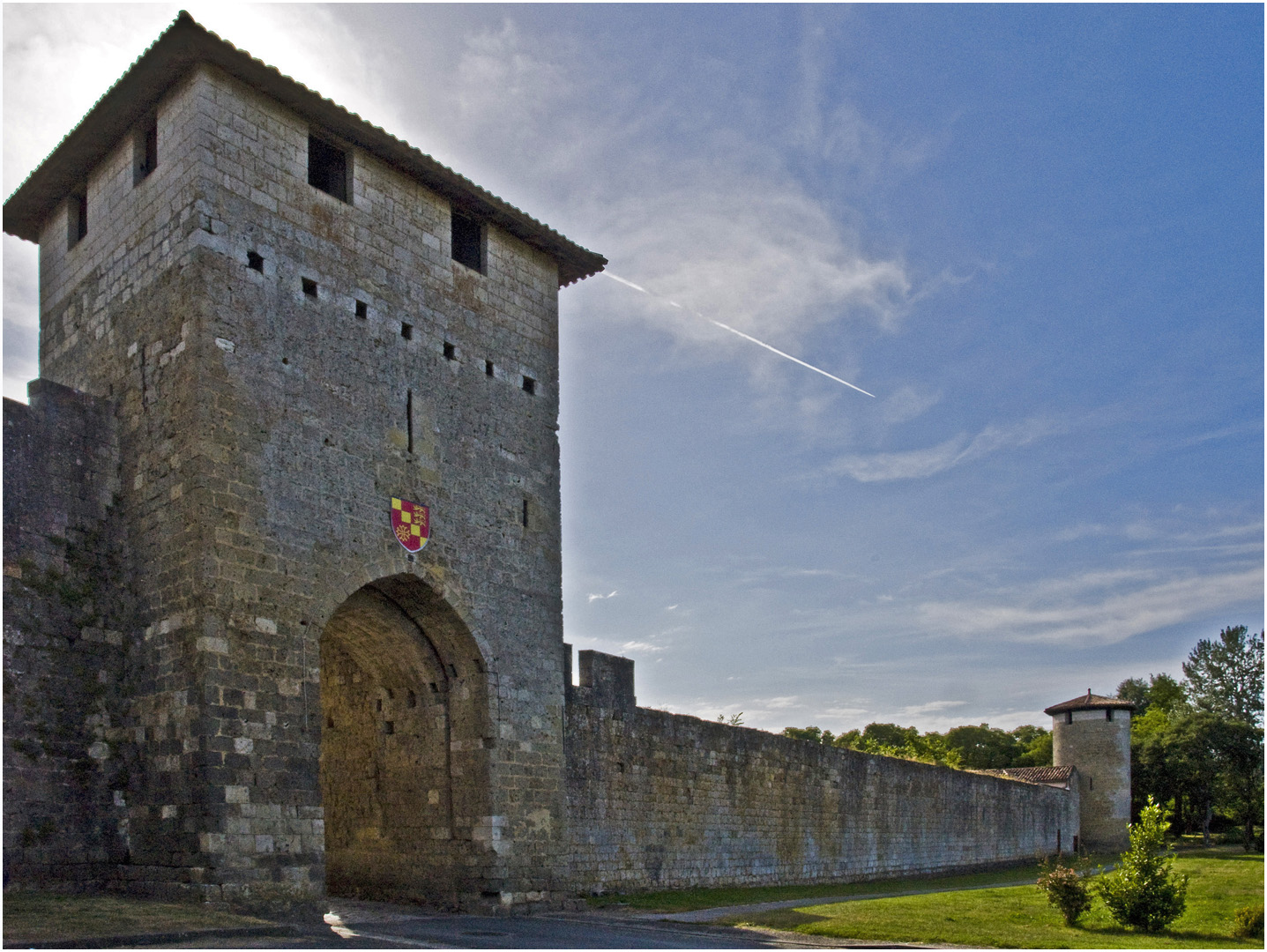 Les remparts et la porte Nord à Vianne