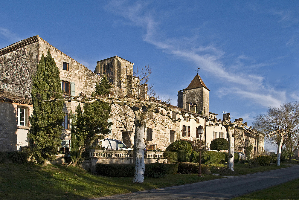 Les remparts et les tours de la collégiale de La Romieu (Gers) au soleil d’hiver