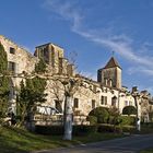 Les remparts et les tours de la collégiale de La Romieu (Gers) au soleil d’hiver