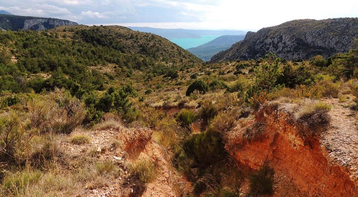 Les roches rouges et le lac (En écho à Jean-Pierre)