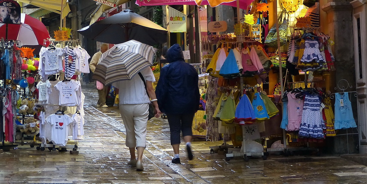 Les ruelles de Hyères sous la pluie