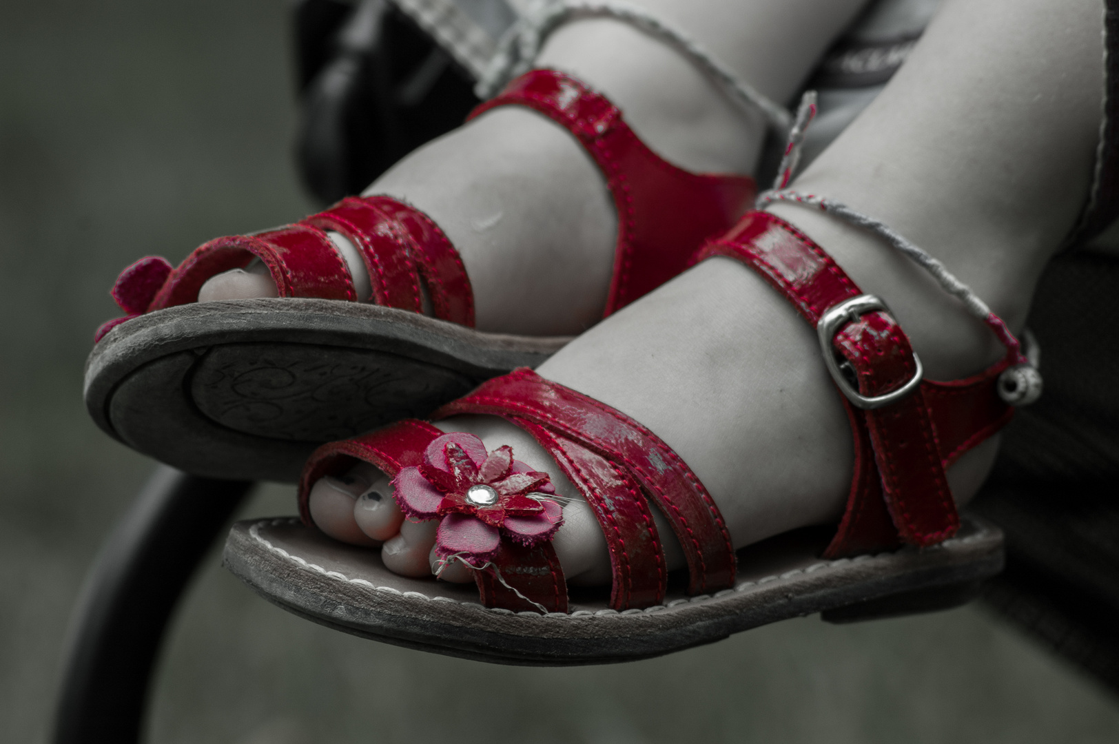 Les sandales rouges / The red sandals