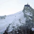 les skieurs sur la crète