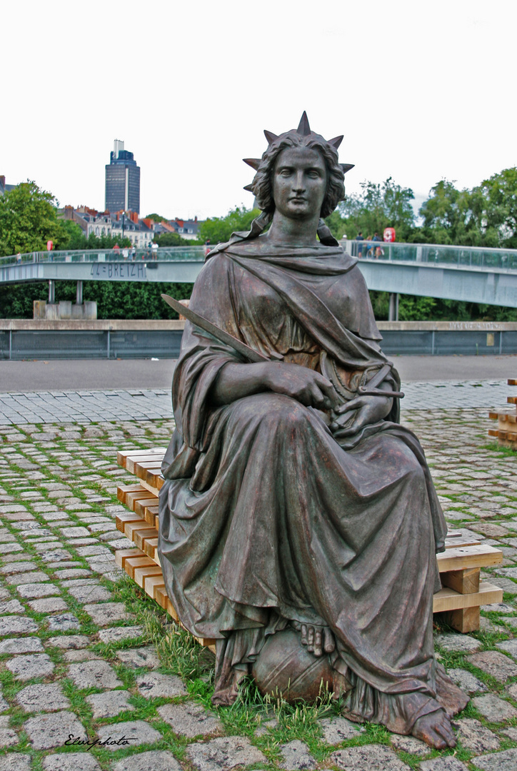 Les statues "Monument à Adolphe Billault"  (2)