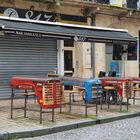 Les tables-tracteur de la terrasse de ce bar continuent de rouiller