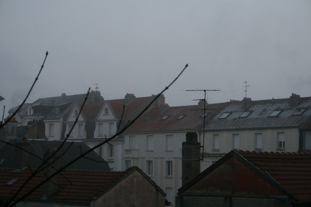 les toits de metz dans le brouillard matinal