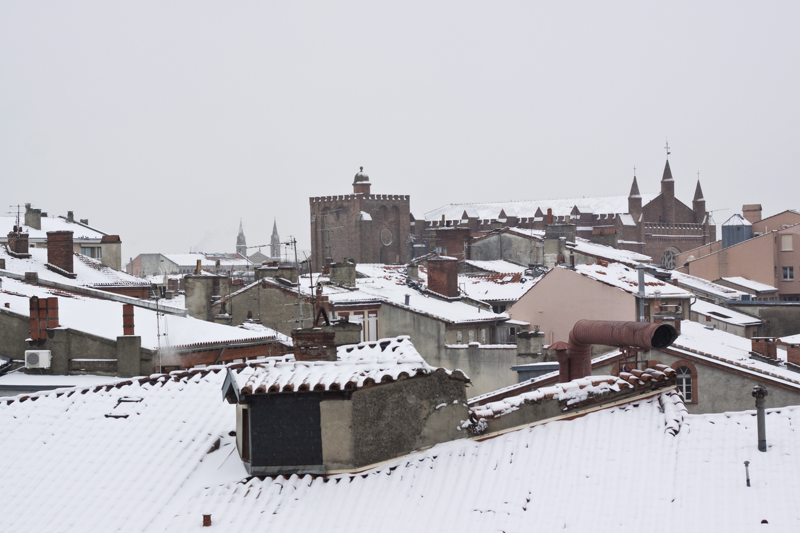 Les toits de Toulouse sous la neige