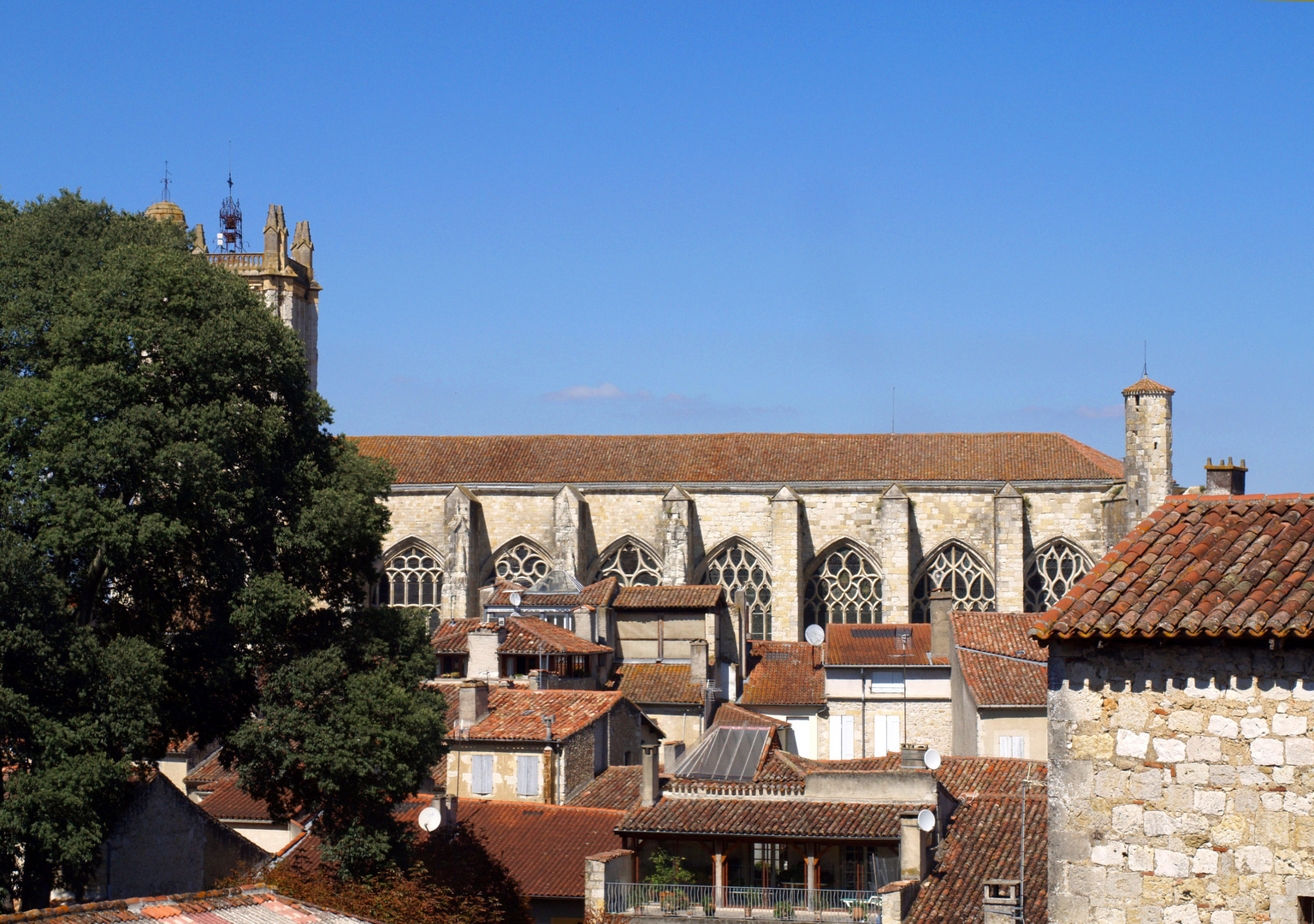 Les toits du centre-ville de Condom et de la Cathédrale St Pierre