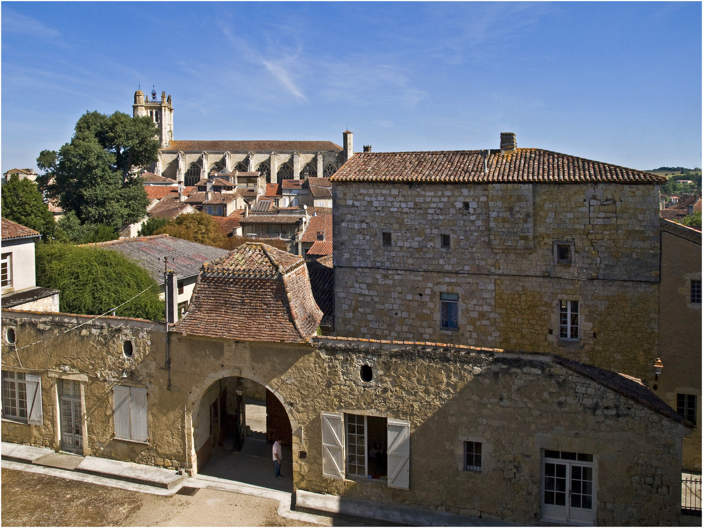 Les toits et la Cathédrale Saint-Pierre de Condom