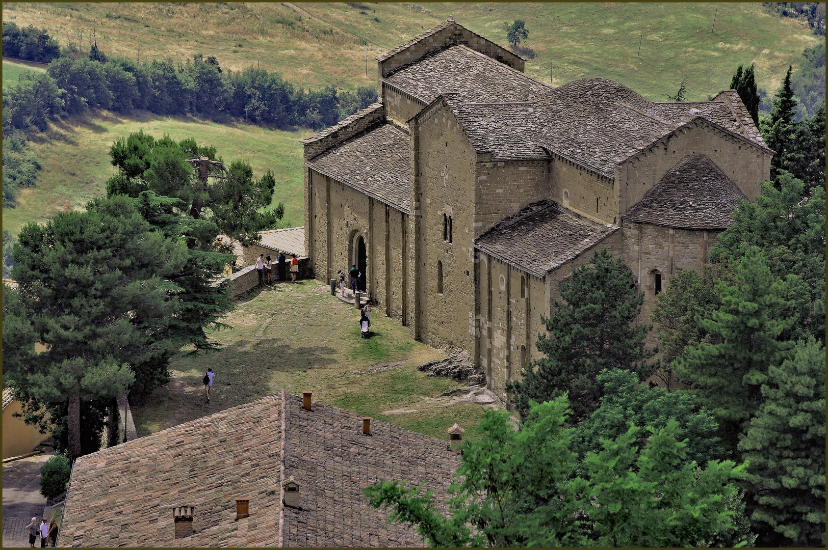 les toits romans  en pierre de San Leo ...