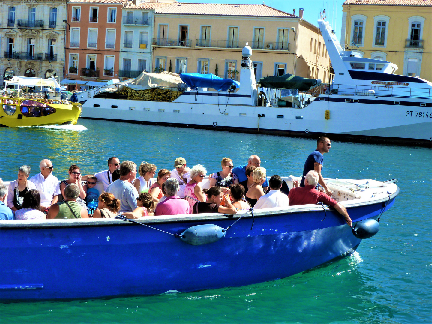 Les touristes font une balade en bateau à Sète