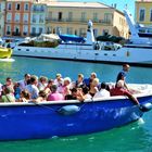 Les touristes font une balade en bateau à Sète