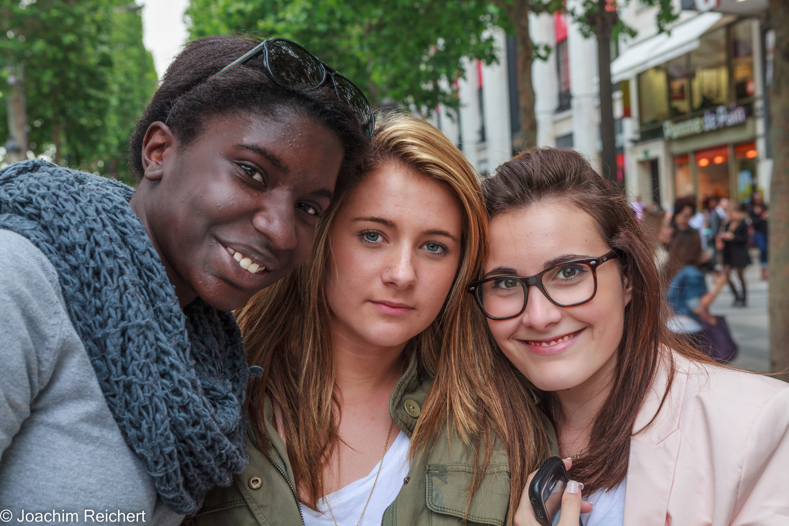 Les trois amies sur les Champs Elysées de Paris