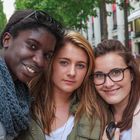 Les trois amies sur les Champs Elysées de Paris