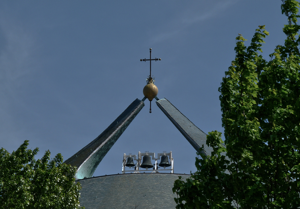 LES TROIS CLOCHES