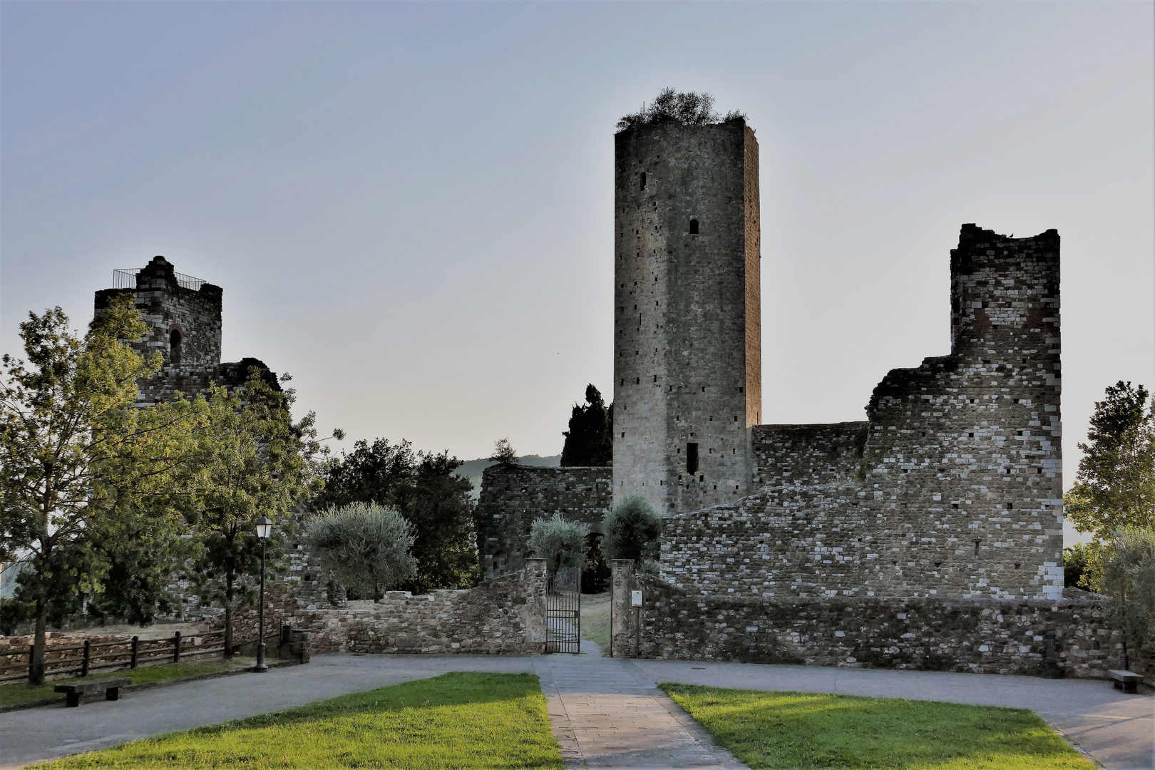 les trois tours de la citadelle  " neuve" (14e )