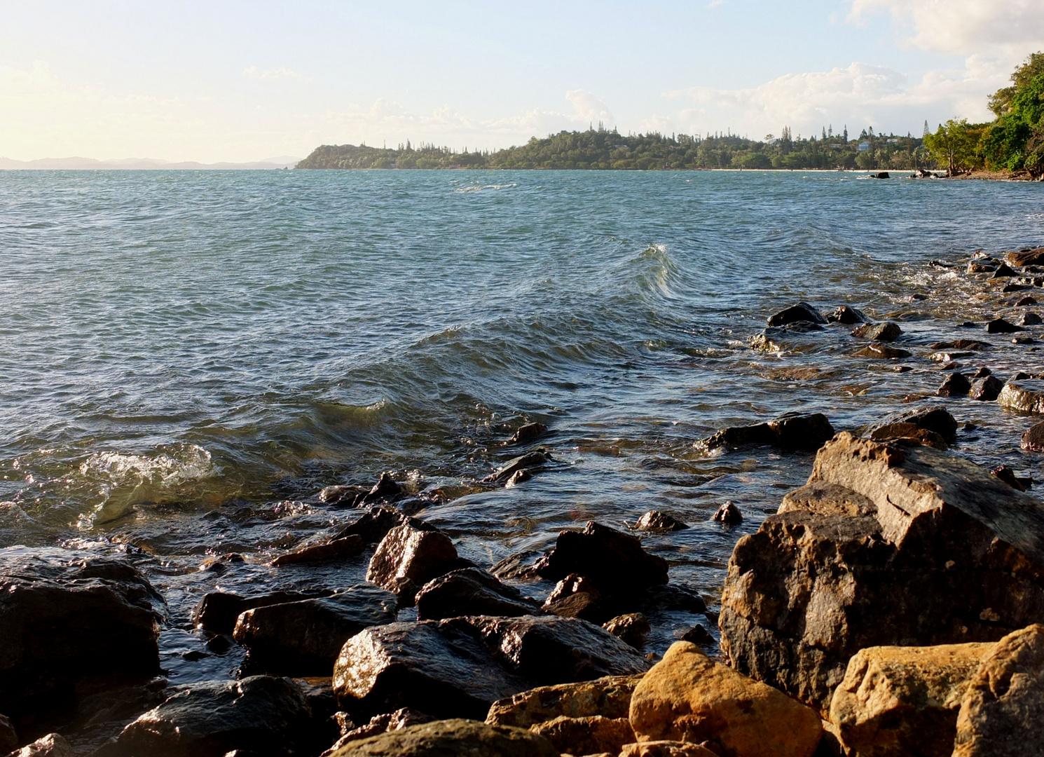 Les vagues charrient des roches