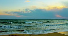 les vagues dèferlent sur la plage.....