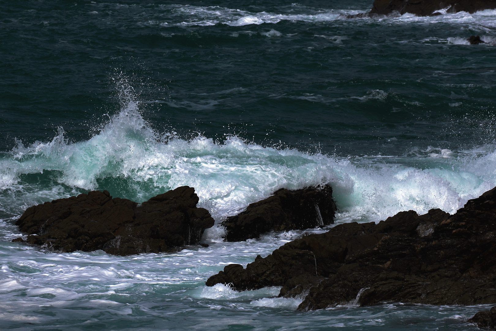 les vagues sur les rochers