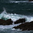 les vagues sur les rochers