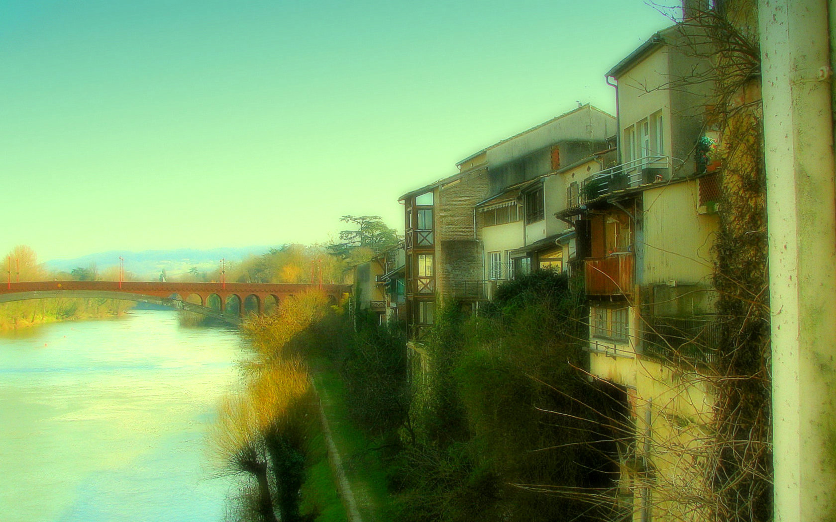 Les vieilles batisses rive gauche du Lot.