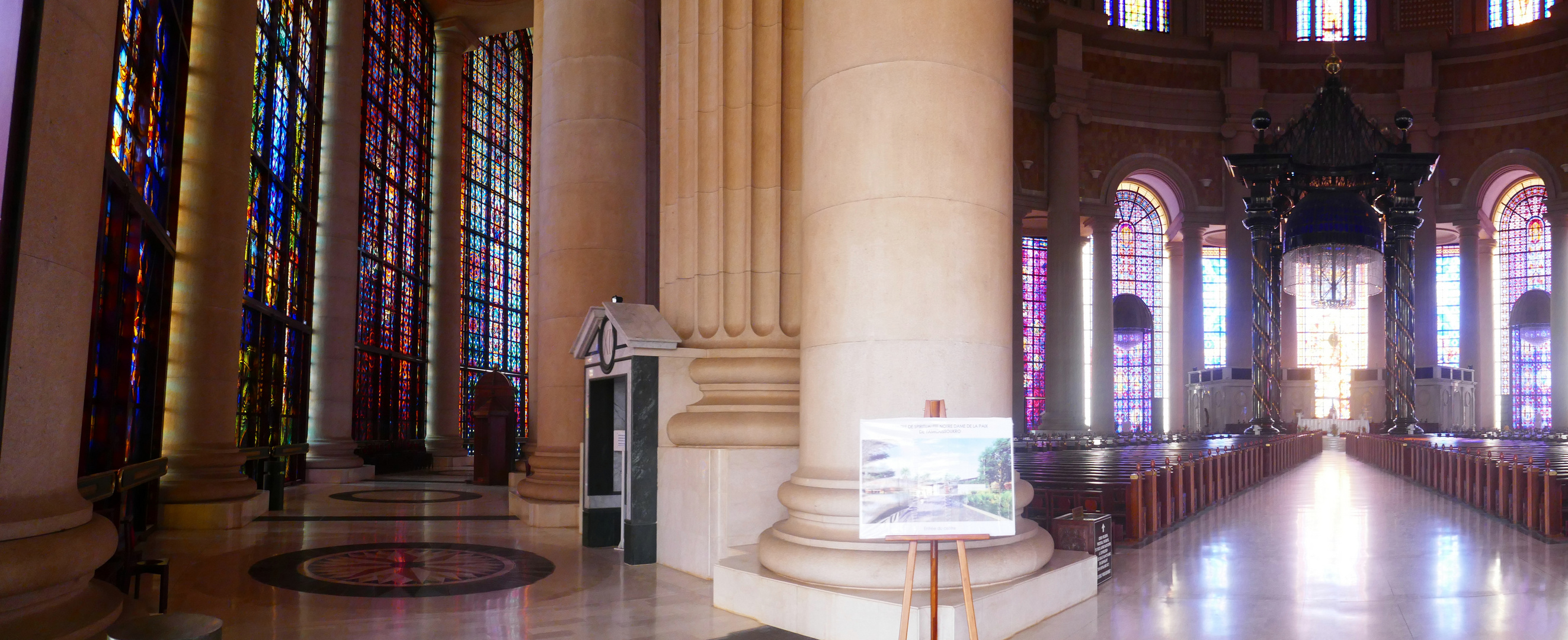 Les vitraux de la basilique Notre-Dame de la Paix de Yamoussoukro