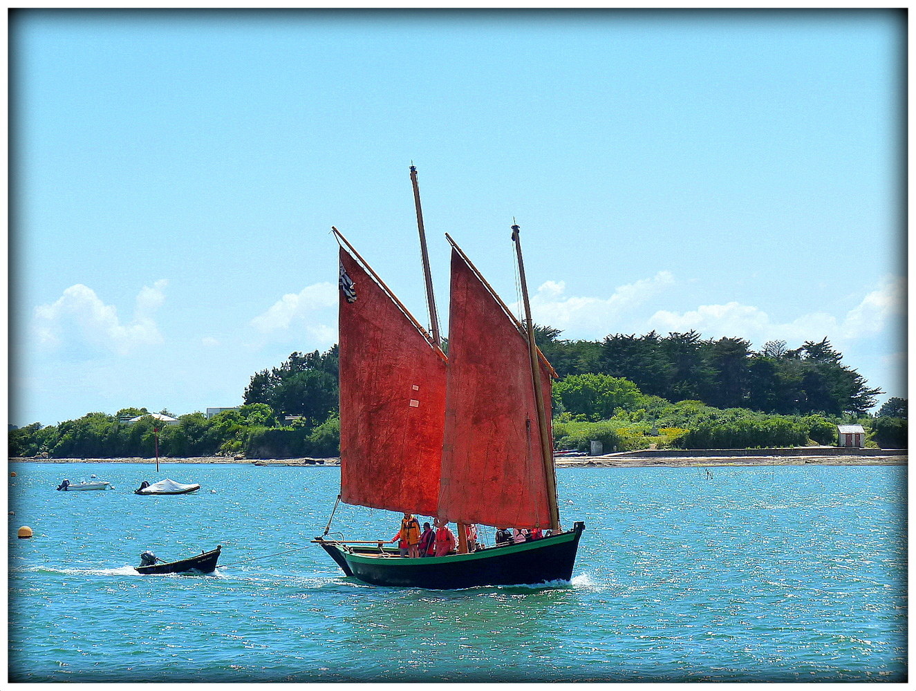 LES VOILES ROUGE photo image naval  bretagne autour bateaux