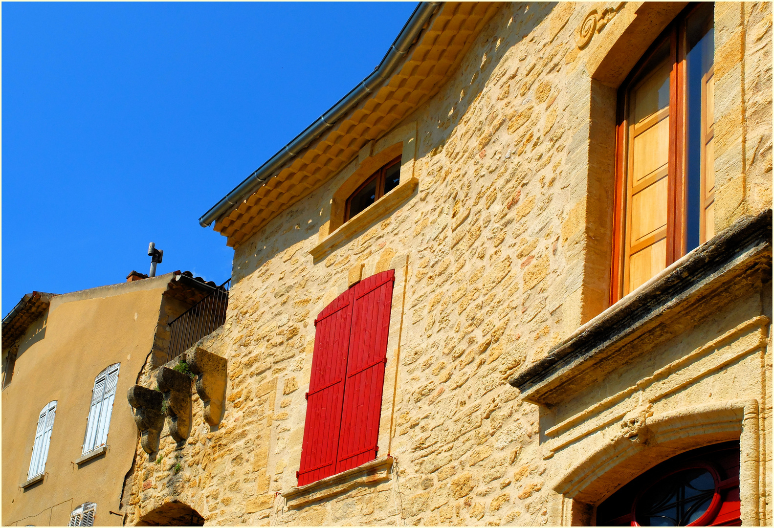 Les volets rouges