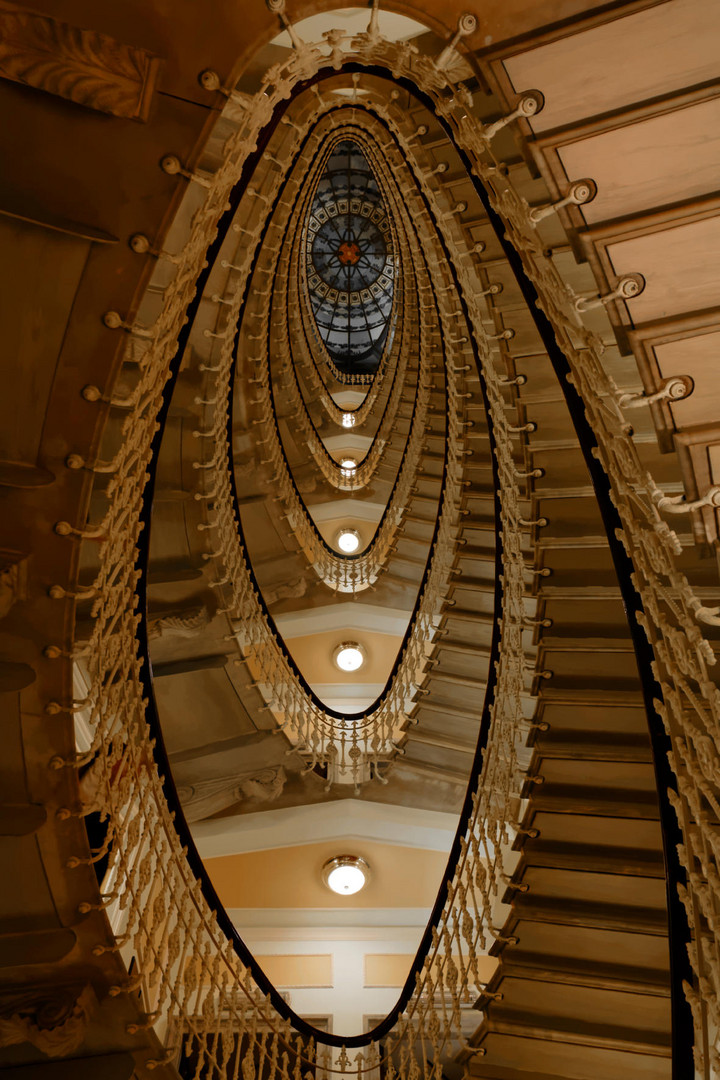 L'escalier central de l'Hôtel Bristol Palace à Gênes.