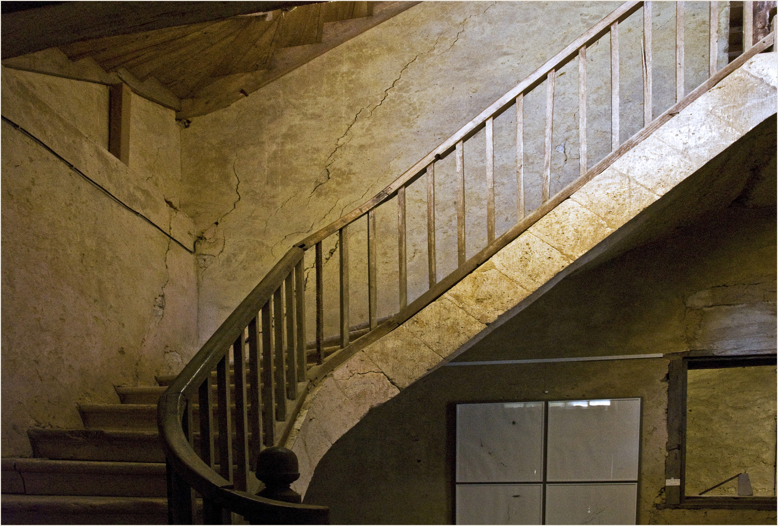 L’escalier de la Galerie « Va Bene »  à La Romieu 