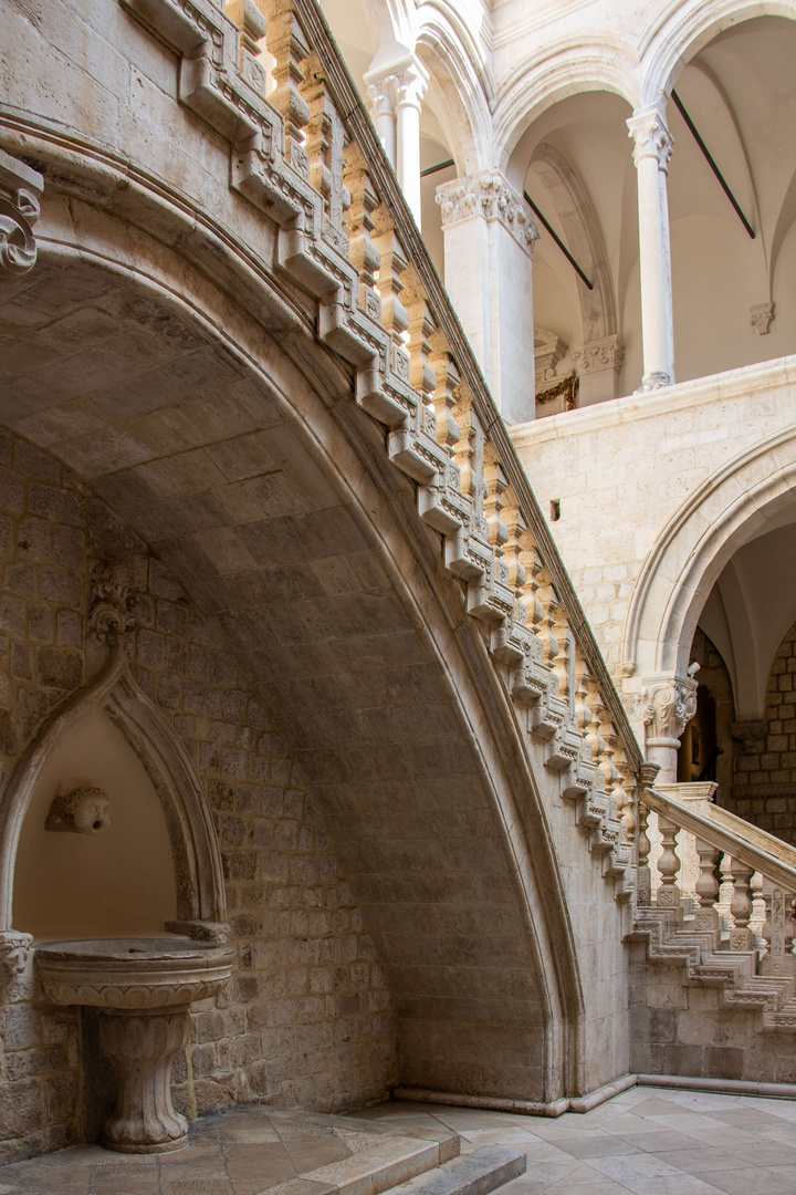 L'escalier du palais du Recteur à Dubrovnik.