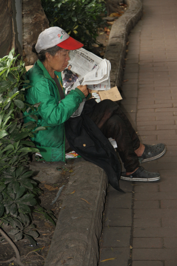 lesen am Straßemrand