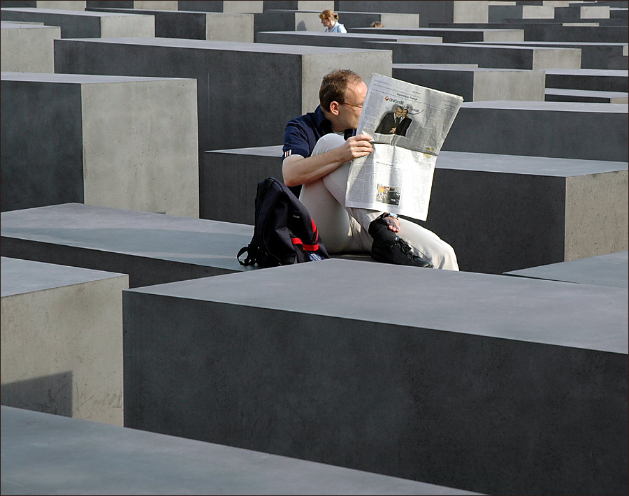 Lesen im Stelenfeld von Sanne W.