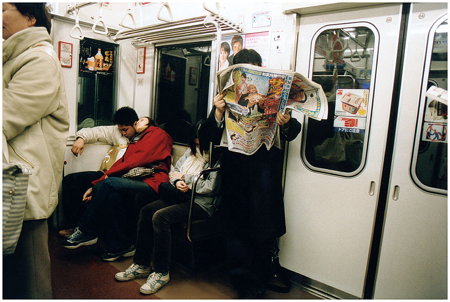 lesen, schlafen, fotografieren .......und natürlich auch telefonieren ( aber nich in der U-Bahn )