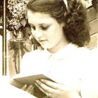 Lesende junge Frau