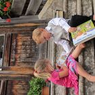 Lesende Kinder auf einer Treppe