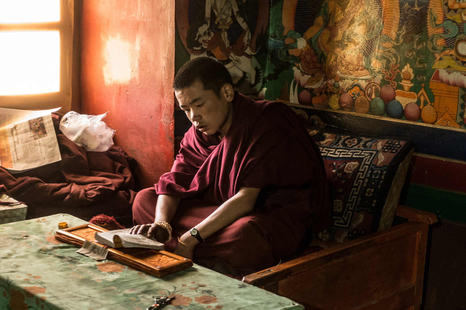 Lesender Mönch, Sakya Monastery, Tibet