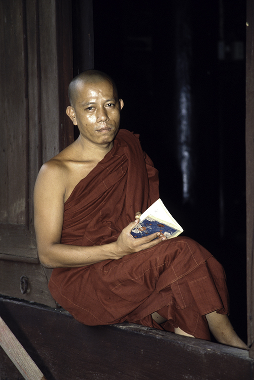 lesender Mönch, Shwe In Bin Kloster, Mandalay, Myanmar