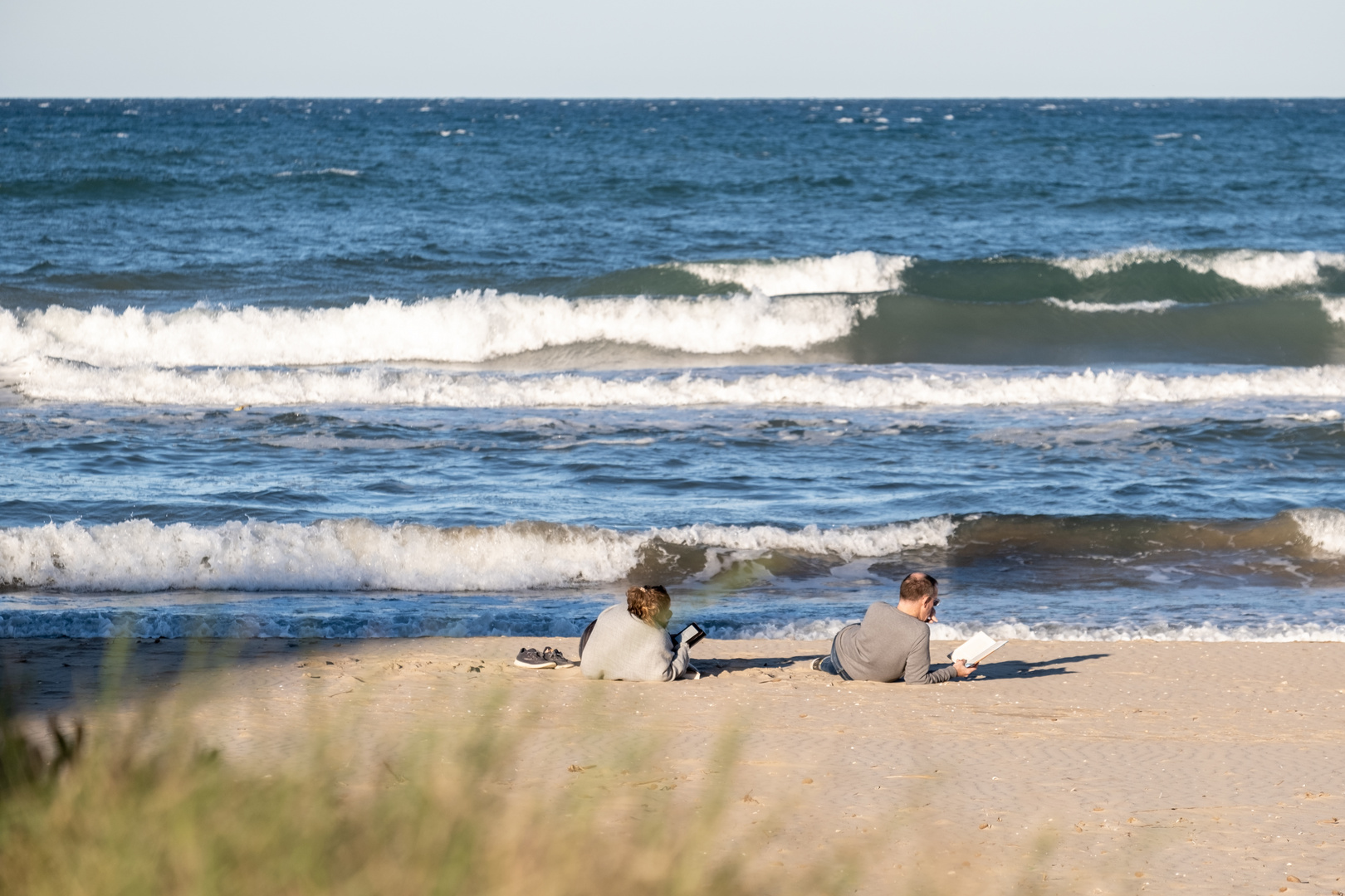 Lesestunde am Strand