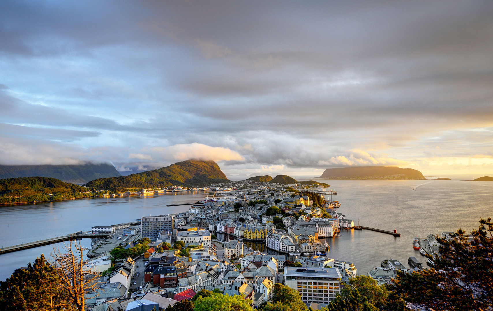 Ålesund im Abendlicht