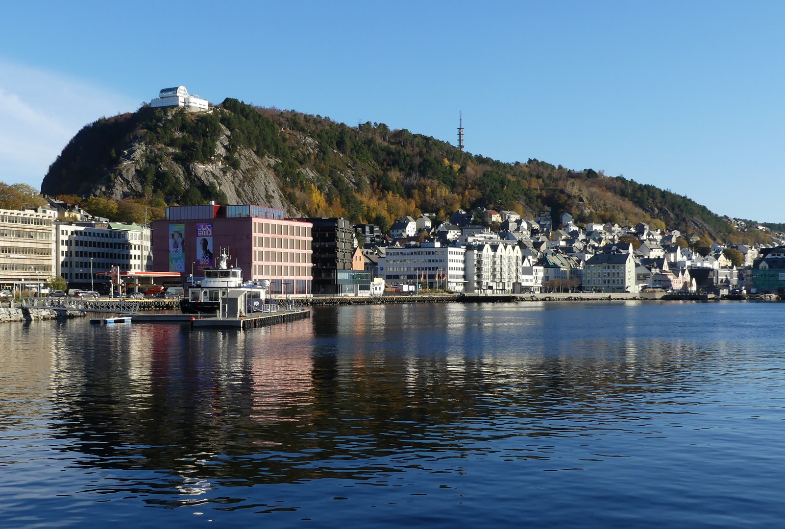 Ålesund mit dem Mount Aksla, dem Hausberg der Stadt ...